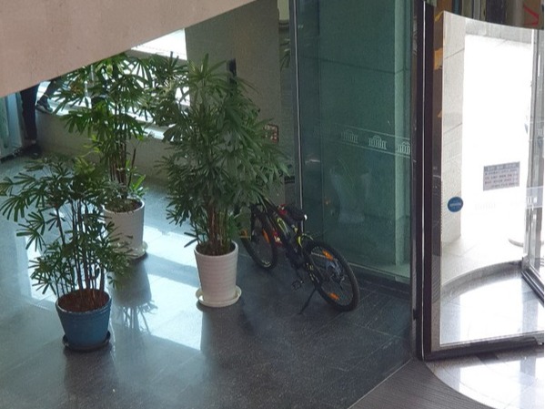 ▲ 양이원영 의원의 자전거가 국회 의원회관 건물 안에 세워져 있다. 사진=독자 제보