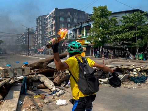 ▲ 17일(현지시간) 미얀마 양곤에서 반 쿠데타 시위대가 경찰을 향해 화염병을 던지고 있다. AP/뉴시스