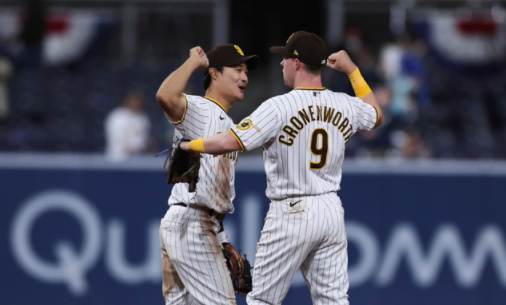 ▲ 샌디에이고 파드리스 김하성(왼쪽)이 지난 6일(현지시간) 미 캘리포니아주 샌디에이고의 펫코파크에서 열린 2021 메이저리그 샌프란시스코 자이언츠와의 경기를 승리로 마치고 2루수 제이크 크로넨워스와 기쁨을 나누고 있다. 김하성은 2타수 1안타 1볼넷 1득점을 기록했고 파드리스는 3-1로 승리했다. 사진=뉴시스