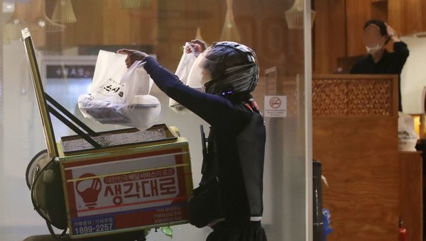 ▲ 배달원이 포장된 음식을 배달박스에 넣고 있다. 사진은 기사 내용과 무관. 사진=뉴시스