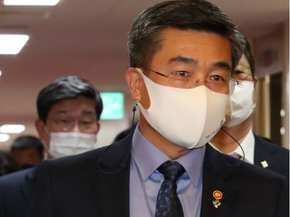 ▲ 서욱 국방부 장관이 1일 오전 서울 종로구 정부서울청사에서 영상을로 열린 국무회의에 참석하고 있다.  사진제공=뉴시스