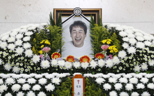 ▲ 유상철 전 인천 유나이티드 감독 빈소가 마련된 지난 7일 오후 서울 송파구 서울아산병원 장례식장에 고인의 영정이 놓여져 있다. 사진=뉴시스