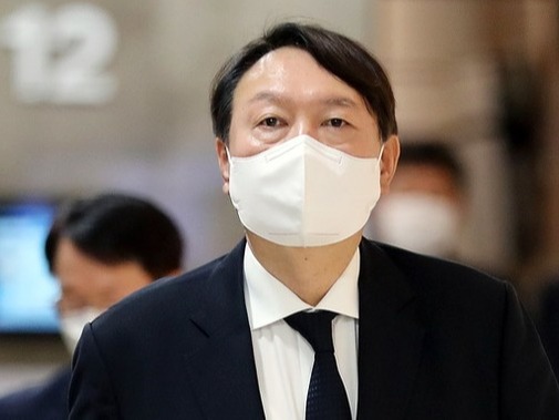 ▲ 윤석열 전 검찰총장이 지난 7월 8일 오후 서울 서대문구 연세대학교 세브란스병원 장례식장에 마련된 최재형 전 감사원장의 부친 최영섭 예비역 해군 대령 빈소 조문을 위해 빈소에 들어서고 있다. 사진제공=뉴시스