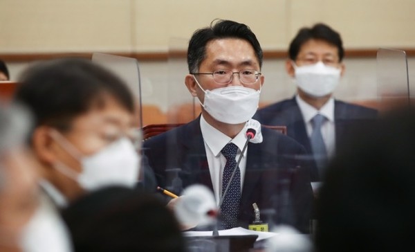 ▲ 이정수 서울중앙지검장이 14일 국회에서 열린 법제사법위원회의 서울고등검찰청, 수원고등검찰청 등에 대한 국정감사에서 의원 질의에 답변하고 있다. 공동취재사진.