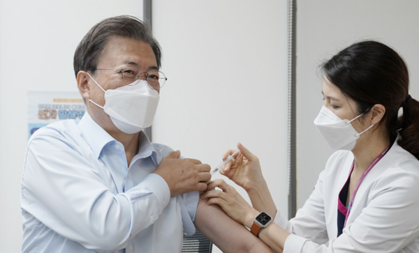▲문재인 대통령이 15일 서울 국립중앙의료원 코로나19 중앙예방접종센터에서 코로나19 백신 추가 접종을 받고 있다.  사진=뉴시스