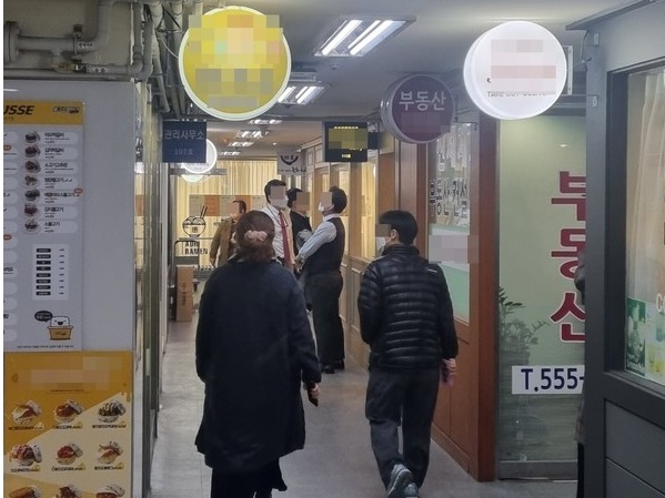 ▲ 25일 오전 11시30분께 서울 강남구 일대의 한 식당가에서 KT 유무선 인터넷 네트워크가 일시 오류를 일으키자 결제가 어려워진 사람들이 헤메는 모습. 사진=김찬주 기자