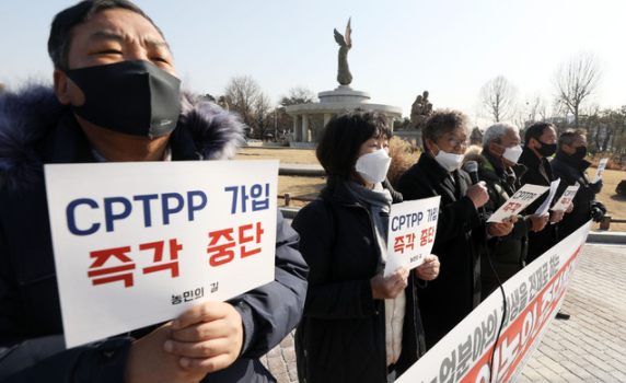 ▲ 전국농민회총연맹을 비롯한 농민의길 소속 농민단체 회원들이 서울 종로구 청와대 분수대 앞에서 농업분야의 희생을 전제로 한 CPTPP가입 논의 중단 촉구 기자회견을 하고 있다. 사진=뉴시스