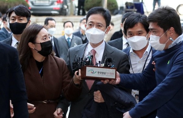 ▲ 고발사주 의혹 사건의 핵심 당사자로 지목돼 공수처에 사전구속영장이 청구된 손준성 검사(전 대검찰청 수사정보정책관)가 26일 오전 서울 서초구 서울중앙지법에서 열린 구속 전 피의자 심문(영장실질심사)에 출석하고 있다. 사진=뉴시스