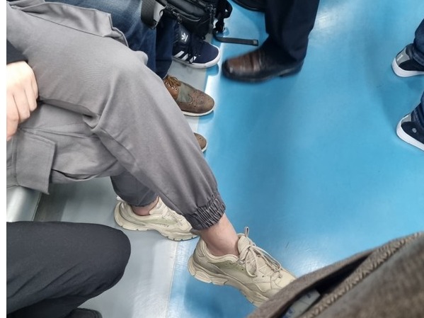 ▲ 사진은 지하철에서 다리를 꼬고 앉은 한 남성 승객의 모습.