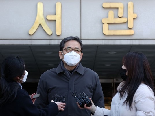 ▲ 아들 퇴직금 50억원 의혹을 받는 곽상도 전 의원이 1일 오전 서울 서초구 서울중앙지법에서 열린 구속 전 피의자 심문(영장실질심사)을 받고 청사를 나서며 취재진 질문에 답변하고 있다. 사진=뉴시스