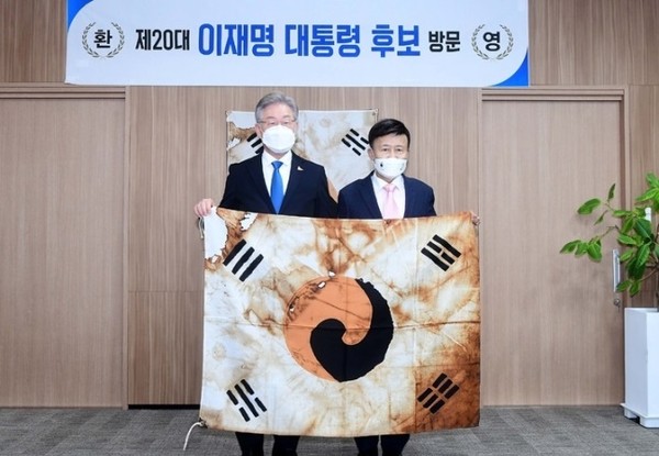 ▲ 이재명 더불어민주당 대선 후보가 지난 11월1일 서울 여의도 광복회를 방문해 김원웅 회장과 기념촬영을 하고 있다. 사진=국회사진기자단