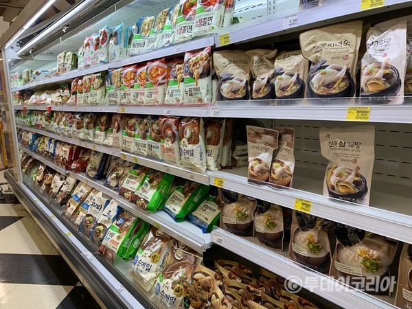 ▲ 대형마트 내 매대에 간편식이 진열된 모습.