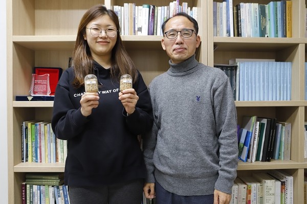 ▲ (왼쪽부터)신나현 대학원생과 진중현 교수