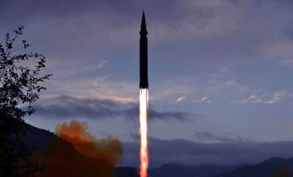 ▲ 사진은 지난해 9월29일 북한 조선중앙통신이 공개한 사진에 전날(28일) 북한 자강도 룡림군 도양리에서 북한이 신형 극초음속 미사일이라고 주장하는 화성-8형이 시험 발사되고 있는 모습. 사진=뉴시스