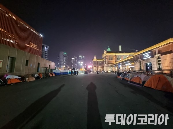 ▲ 서울역 구역사 앞 노숙인들의 텐트촌. 사진=김찬주 기자