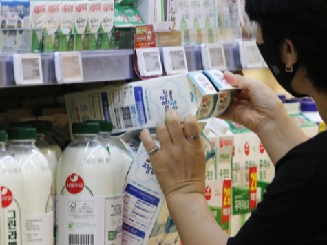 ▲ 서울의 한 대형마트에서 소비자가 우유를 고르고 있다. 사진=뉴시스