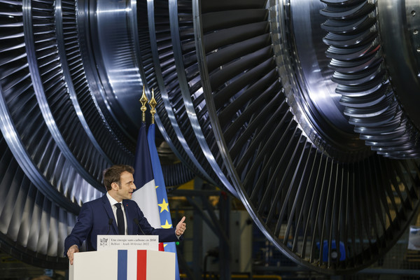 ▲ 에마뉘엘 마크롱 프랑스 대통령이 10일(현지시간) 벨포르에 있는 GE 스트림 파워 시스템 터빈 생산공장에서 기자회견을 하고 있다. 벨포르/AP뉴시스