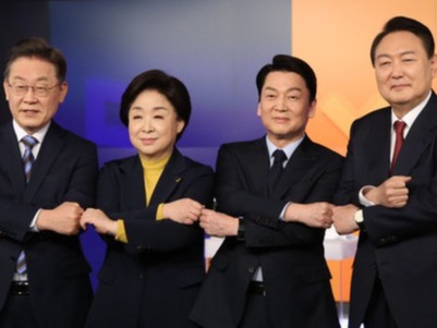 ▲ 이재명 더불어민주당 대선후보, 심상정 정의당 대선후보, 안철수 국민의당 대선후보, 윤석열 국민의힘 대선후보가 지난 11일 오후 서울 중구 매경미디어센터에서 열린 한국기자협회 주최방송 6개사 공동 주관 2022 대선후보 초청 토론회 시작에 앞서 기념촬영을 하고 있다. 사진=뉴시스