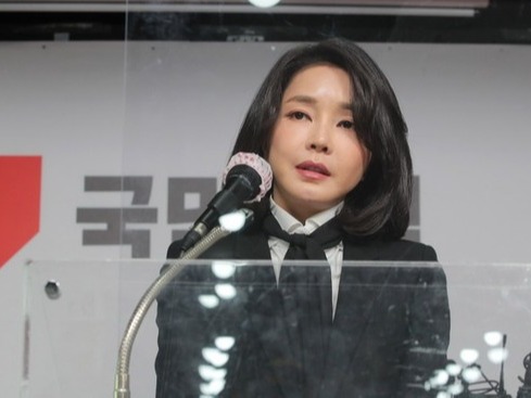 ▲ 윤석열 국민의힘 대선 후보의 부인 김건희 코바나컨텐츠 대표가 지난해 12월26일 서울 여의도 국민의힘 당사에서 자신의 허위 이력 의혹과 관련해 입장문을 발표하고 있다.