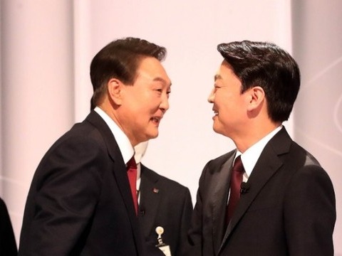 ▲ 윤석열 국민의힘, 안철수 국민의당 대선 후보가 지난달 25일 서울 마포구 SBS 프리즘타워 오디토리움에서 열린 중앙선거관리위원회 주관 두 번째 TV 토론회에 앞서 인사하고 있는 모습. 사진=국회사진기자단