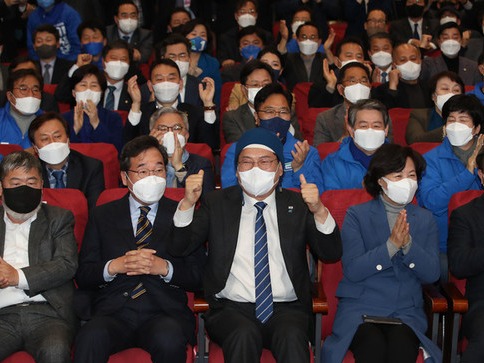 ▲ 더불어민주당 이낙연 총괄선대위원장과 송영길 대표, 윤호중 원내대표, 추미애 명예선대위원장 등 당 지도부가 9일 오후 서울 여의도 국회 의원회관 개표 상황실에서 방송 3사 출구조사 결과를 지켜보고 있다. 사진=뉴시스