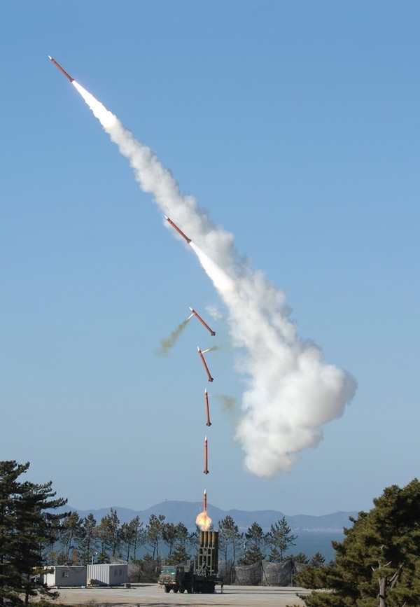 ▲ 지난 2020년4월28일 천궁의 유도탄이 발사대에서 발사된 뒤 공중에서 방향을 바꾸어 표적으로 날아가고 있다. 사진=국방부 제공
