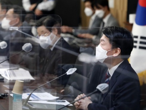 ▲ 인수위사진기자단 = 안철수 대통령직인수위원장이 30일 서울 종로구 삼청동에 마련된 제20대 대통령직 인수위원회 대회의실에서 열린 제5차 코로나비상대응특위 회의에서 모두발언을 하고 있다. 2022.03.30. 사진=뉴시스.