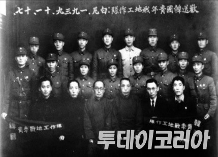 ▲ 사진은 한국청년전지공작대장을 역임한 이형진 한국광복군기념사업회장의 부친 고(故) 이재현 지사(오른쪽 맨 뒷줄에서 왼쪽 두 번째).  사진= 이 회장 제공.