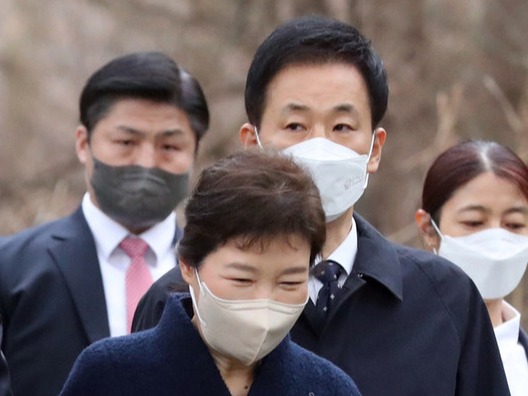 ▲ 박근혜 전 대통령이 지난달 24일 오전 서울 동작구 국립서울현충원을 찾아 고 박정희 전 대통령의 묘소 참배를 마치고 경호원의 호위를 받으며 유영하 변호사와 함께 걸어 내려오고 있다. 사진=뉴시스