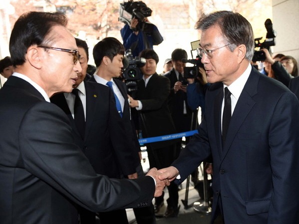 ▲ 노무현 전 대통령까지 거론하며 ‘정치보복’을 말한 이명박 전 대통령에 대해, 문재인 대통령이 ‘분노’라는 이례적인 어휘까지 사용해 비판했다. 사진=뉴시스