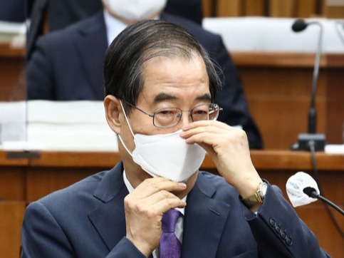 ▲ 한덕수 국무총리 후보자가 지난달 25일 국회에서 열린 인사청문특별위원회에 출석해 마스크를 만지고 있다. 사진=뉴시스