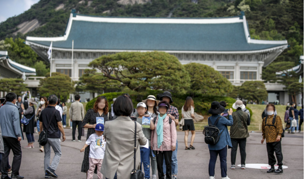 ▲ 13일 오전 서울 종로구 청와대에서 열린 개방행사를 찾은 시민들이 본관을 배경으로 사진을 찍고 있다. 사진=뉴시스