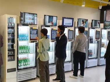 ▲ 2021년 5월 3일 성남시 고등동에 문을 연 인공지능(AI) 무인편의점에서 소비자들이 무인 판매기를 이용해 상품을 구매하고 있다. 사진=도시공유플랫폼