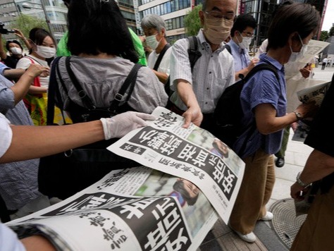 ▲ 8일 일본 도쿄에서 요미우리 신문사 직원들이 아베 신조 전 총리의 피격 소식을 전하는 호외판을 배포하고 있다.  사진=뉴시스