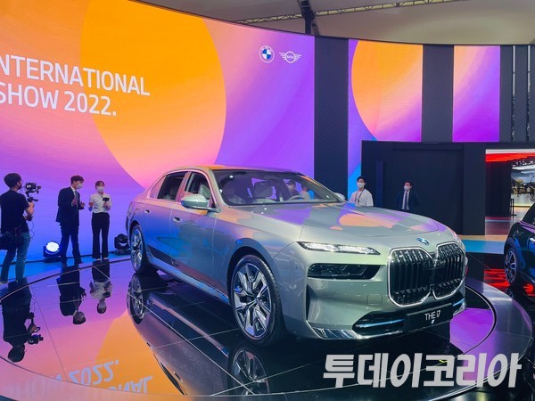 ▲ 2022 부산국제모터쇼에 전시된 BMW의 순수 전기 플래그십 세단 i7. 사진=오창영 기자