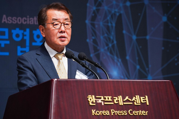 ▲20일 서울 프레스센터 20층 국회회의장애서 열린 '2022 인터넷 신문의 날' 기념식에서 최영범 대통령실 홍보수석이 윤석열 대통령의 축사를 대독했다. 사진=인터넷신문협회