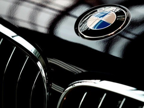 ▲ BMW 7시리즈에 부착된 BMW 엠블럼.