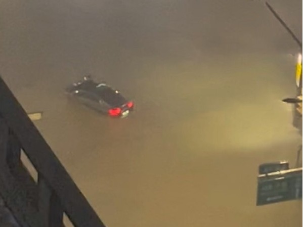▲ 서초구 일대 도로가 폭우로 침수되면서 차량 위에 올라간 시민들. 사진=온라인커뮤니티