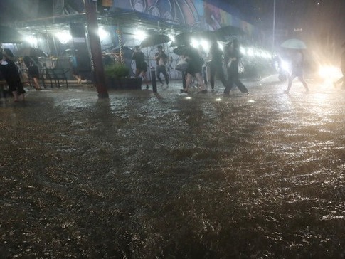 ▲ 서울과 경기북부 등 수도권에 폭우가 내린 8일 오후 서울 강남역 일대 도로가 침수돼 있다. 사진=뉴시스