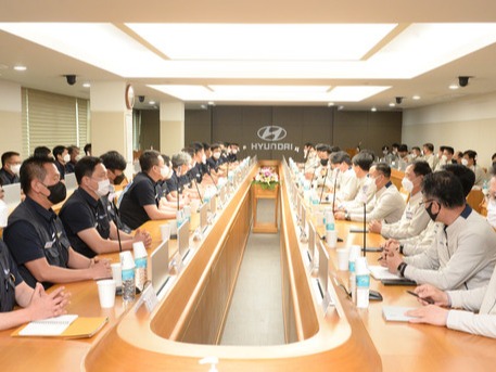 ▲ 올해 5월 10일 현대자동차 울산공장 본관 동행룸에서 열린 2022년도 임금 및 단체 협상 상견례에서 마주 앉은 현대자동차 노사.