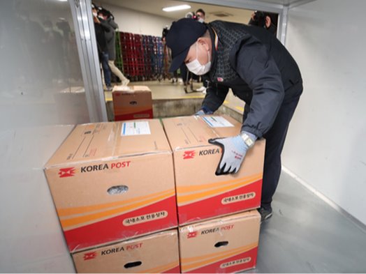 ▲ 서울 중구 서울중앙우체국 발착장에서 한 집배원이 구멍손잡이 소포상자를 택배차량에 싣고 있다. 소포상자 구멍손잡이는 운반편의를 위해 만들었다.  자료사진=뉴시스 제공.