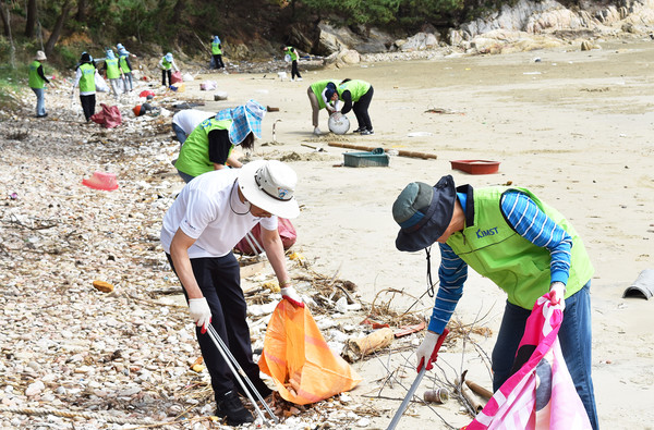 ▲ 지난 15일, Sh수협은행 사랑海봉사단 임직원들이 해양수산과학기술진흥원 자원봉사단과 함께 충남 보령시 저두해수욕장과 점치어촌계를 찾아 해안가에 버려진 각종 쓰레기 약 200포대를 수거했다.