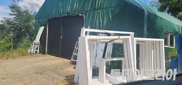 ▲ 안산시 상록구 건건동 일대 그린벨트 지역에서 건축대장상 축사로 등록된 건물을 샤시 등의 창고 및 공장으로 사용하고 있다. 사진=투데이코리아