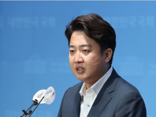 ▲ 이준석 국민의힘 대표가 지난 13일 오후 서울 여의도 국회 소통관에서 기자회견을 열고 발언하고 있다. 사진=뉴시스