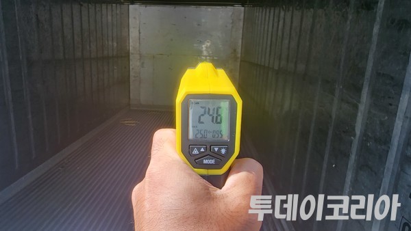 ▲ 식육을 보관하는 외부 컨테이너 실내 온도가 24.6도를 가리키고 있다.(사진=투데이코리아DB)