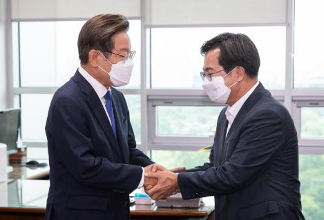 ▲ 이재명 더불어민주당 대표(왼쪽)와 김동연 경기도지사가 지난 6월 8일 서울 여의도 국회 의원회관에서 만나 악수하고 있다. (사진=뉴시스)