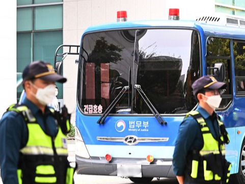 ▲ 아동 성범죄자 김근식(54)이 탑승한 호송버스가 16일 오후 경기도 안양시 동안구 수원지방검찰청 안양지청으로 들어가고 있다. 김근식은 2006년 5~9월 수도권에서 미성년자 11명을 성폭행한 혐의로 15년을 선고받고 복역중이다. 사진=뉴시스