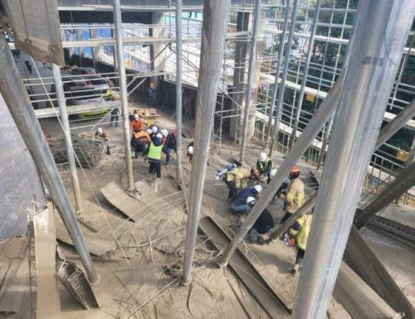 ▲ 21일 오후 경기 안성시 외곡면 저온물류창고 신축 공사 현장에서 소방대원들이 구조작업을 펼치고 있다. 이 현장에선 오후 1시 5분경 추락 사고가 발생해 현장 근로자 2명이 숨지고 3명이 중상을 입었다.