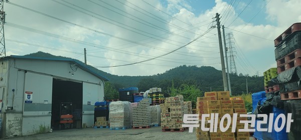 ▲ 시흥시 개발제한구역 일대 축사 토지를 매입해 운영 중인 과 물류 창고. 사진=투데이코리아DB