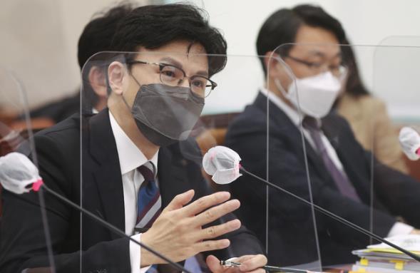 ▲ 한동훈 법무부 장관이 24일 서울 여의도 국회 법제사법위원회에서 열린 법무부 등에 대한 종합 국정감사에서 의원 질의에 답변하고 있다. 사진=뉴시스